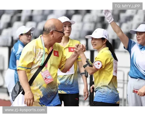 以球会友：足球公益赛事盛大举行，以球会友 以赛传情